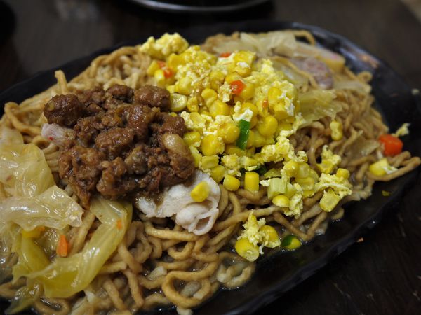 【台南市-東區】平價美食戰區的仁和路上,猶如鄰家小妹般的親民小吃店『吉田小火鍋-鍋燒麵』!小小的預算,大大的滿足^^