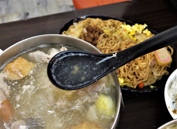 【台南市-東區】平價美食戰區的仁和路上,猶如鄰家小妹般的親民小吃店『吉田小火鍋-鍋燒麵』!小小的預算,大大的滿足^^