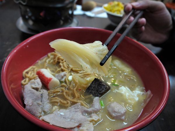 【台南市-東區】平價美食戰區的仁和路上,猶如鄰家小妹般的親民小吃店『吉田小火鍋-鍋燒麵』!小小的預算,大大的滿足^^