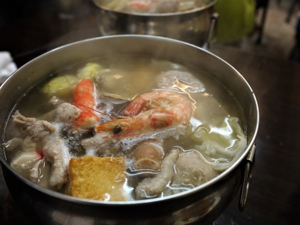 【台南市-東區】平價美食戰區的仁和路上,猶如鄰家小妹般的親民小吃店『吉田小火鍋-鍋燒麵』!小小的預算,大大的滿足^^