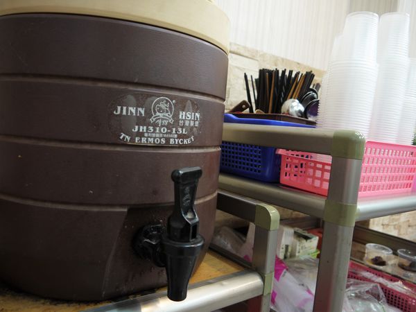 【台南市-東區】平價美食戰區的仁和路上,猶如鄰家小妹般的親民小吃店『吉田小火鍋-鍋燒麵』!小小的預算,大大的滿足^^