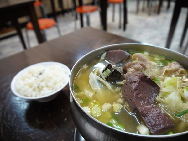 【台南市-東區】平價美食戰區的仁和路上,猶如鄰家小妹般的親民小吃店『吉田小火鍋-鍋燒麵』!小小的預算,大大的滿足^^