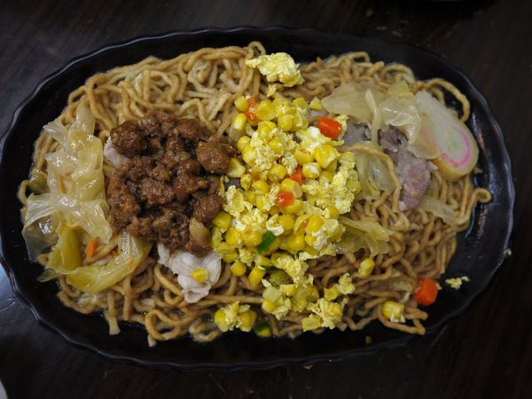 【台南市-東區】平價美食戰區的仁和路上,猶如鄰家小妹般的親民小吃店『吉田小火鍋-鍋燒麵』!小小的預算,大大的滿足^^