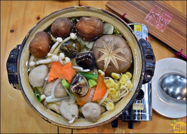 天下奇雞：大坑平價台菜餐廳。天下奇雞二訪。別以為到烤雞店只能吃烤雞，超過50道精緻台菜道道驚喜!@商妮吃喝遊樂