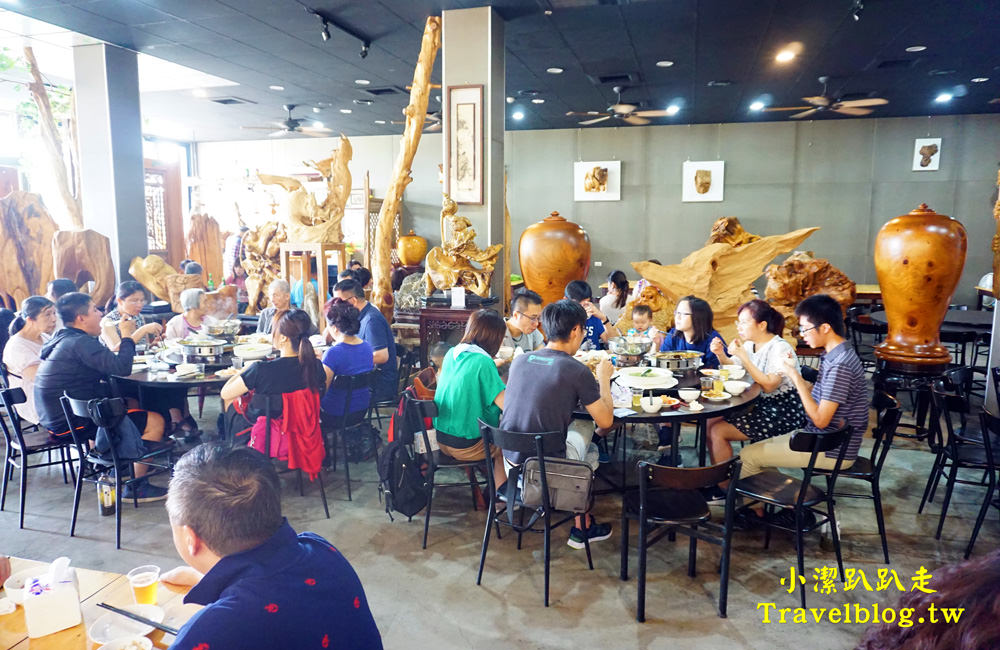 台中美食》大坑必吃甕缸烤雞:天下奇雞,宛如置身於高格調的檜木博物館!灶烤黃金雞酥脆多汁,價格平價又美味,近蝴蝶橋、新都生態公園 - 小潔趴趴走(台灣旅遊)