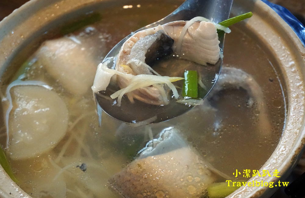 台中美食》大坑必吃甕缸烤雞:天下奇雞,宛如置身於高格調的檜木博物館!灶烤黃金雞酥脆多汁,價格平價又美味,近蝴蝶橋、新都生態公園 - 小潔趴趴走(台灣旅遊)