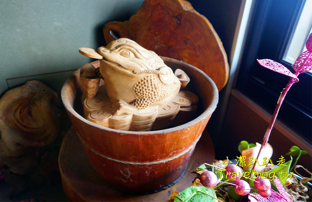 台中美食》大坑必吃甕缸烤雞:天下奇雞,宛如置身於高格調的檜木博物館!灶烤黃金雞酥脆多汁,價格平價又美味,近蝴蝶橋、新都生態公園 - 小潔趴趴走(台灣旅遊)