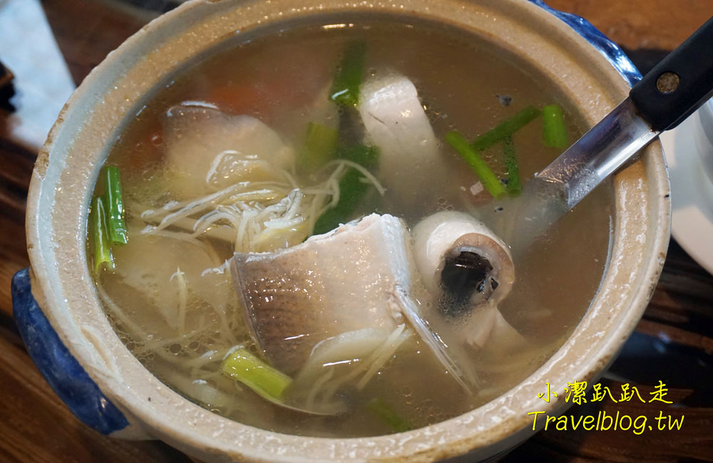 台中美食》大坑必吃甕缸烤雞:天下奇雞,宛如置身於高格調的檜木博物館!灶烤黃金雞酥脆多汁,價格平價又美味,近蝴蝶橋、新都生態公園 - 小潔趴趴走(台灣旅遊)