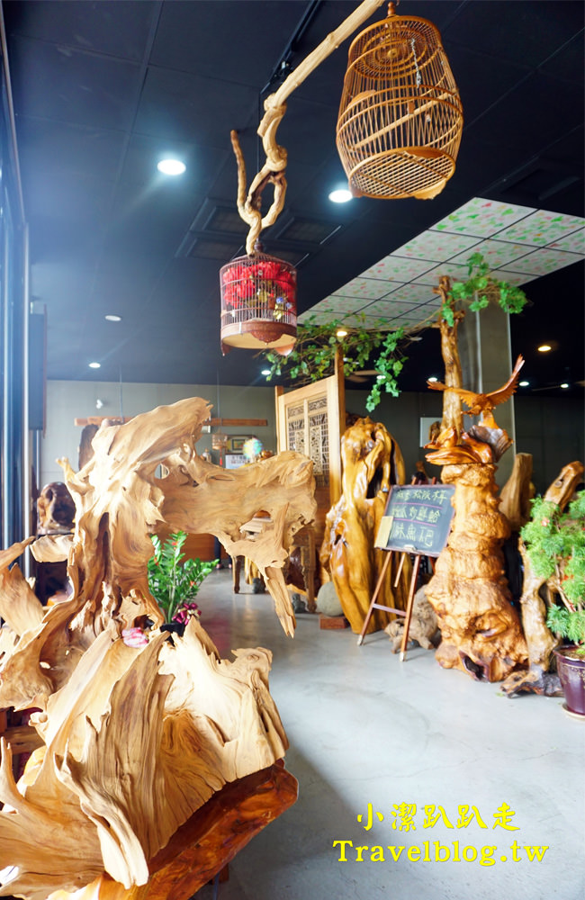 台中美食》大坑必吃甕缸烤雞:天下奇雞,宛如置身於高格調的檜木博物館!灶烤黃金雞酥脆多汁,價格平價又美味,近蝴蝶橋、新都生態公園 - 小潔趴趴走(台灣旅遊)