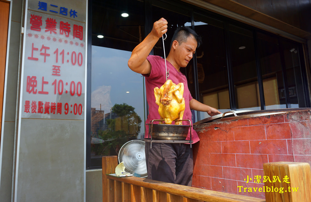 台中美食》大坑必吃甕缸烤雞:天下奇雞,宛如置身於高格調的檜木博物館!灶烤黃金雞酥脆多汁,價格平價又美味,近蝴蝶橋、新都生態公園 - 小潔趴趴走(台灣旅遊)
