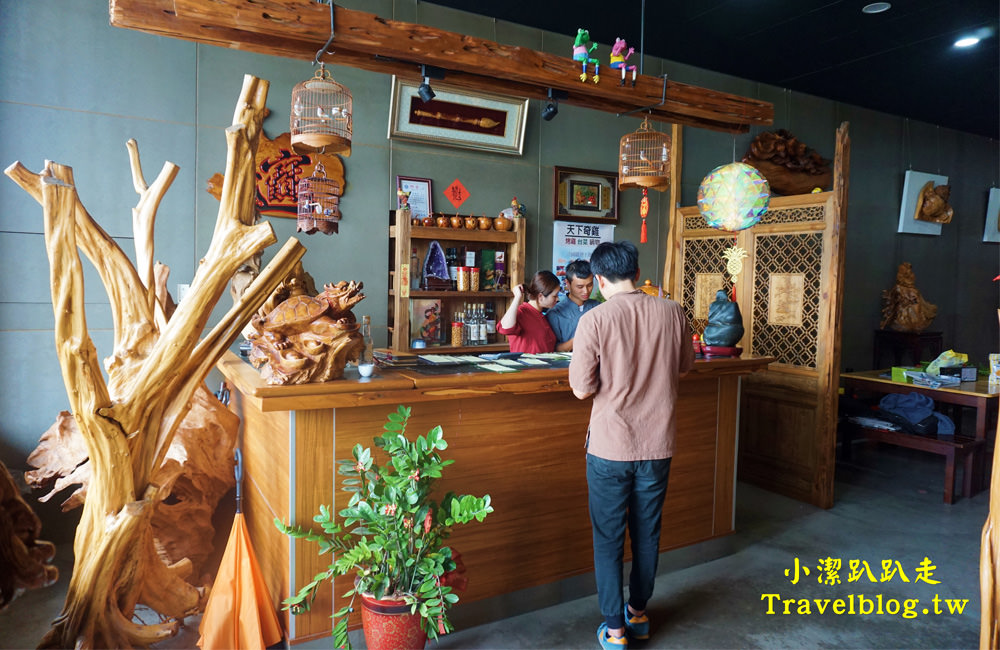 台中美食》大坑必吃甕缸烤雞:天下奇雞,宛如置身於高格調的檜木博物館!灶烤黃金雞酥脆多汁,價格平價又美味,近蝴蝶橋、新都生態公園 - 小潔趴趴走(台灣旅遊)