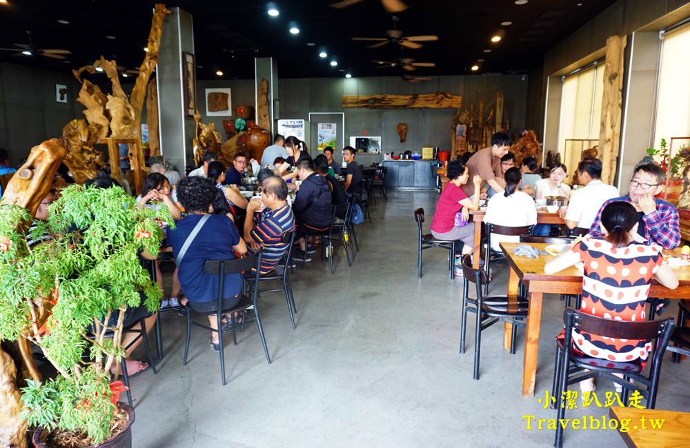 台中美食》大坑必吃甕缸烤雞:天下奇雞,宛如置身於高格調的檜木博物館!灶烤黃金雞酥脆多汁,價格平價又美味,近蝴蝶橋、新都生態公園 - 小潔趴趴走(台灣旅遊)