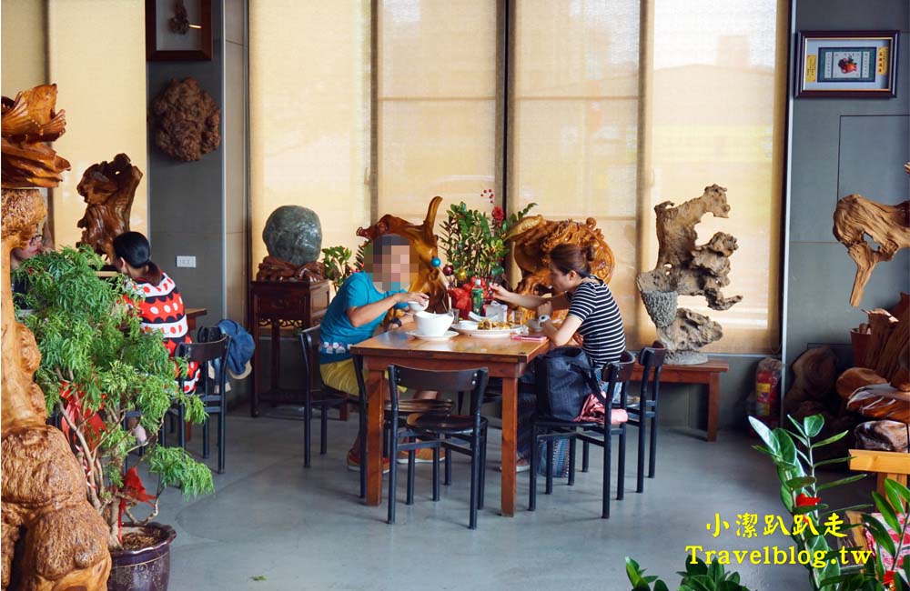 台中美食》大坑必吃甕缸烤雞:天下奇雞,宛如置身於高格調的檜木博物館!灶烤黃金雞酥脆多汁,價格平價又美味,近蝴蝶橋、新都生態公園 - 小潔趴趴走(台灣旅遊)