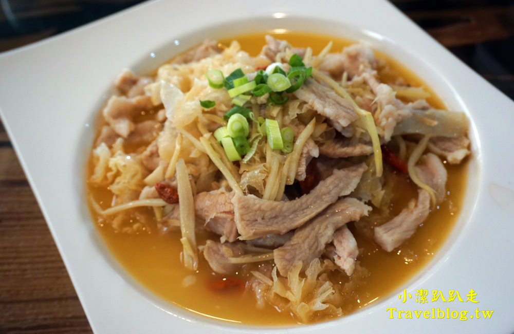 台中美食》大坑必吃甕缸烤雞:天下奇雞,宛如置身於高格調的檜木博物館!灶烤黃金雞酥脆多汁,價格平價又美味,近蝴蝶橋、新都生態公園 - 小潔趴趴走(台灣旅遊)