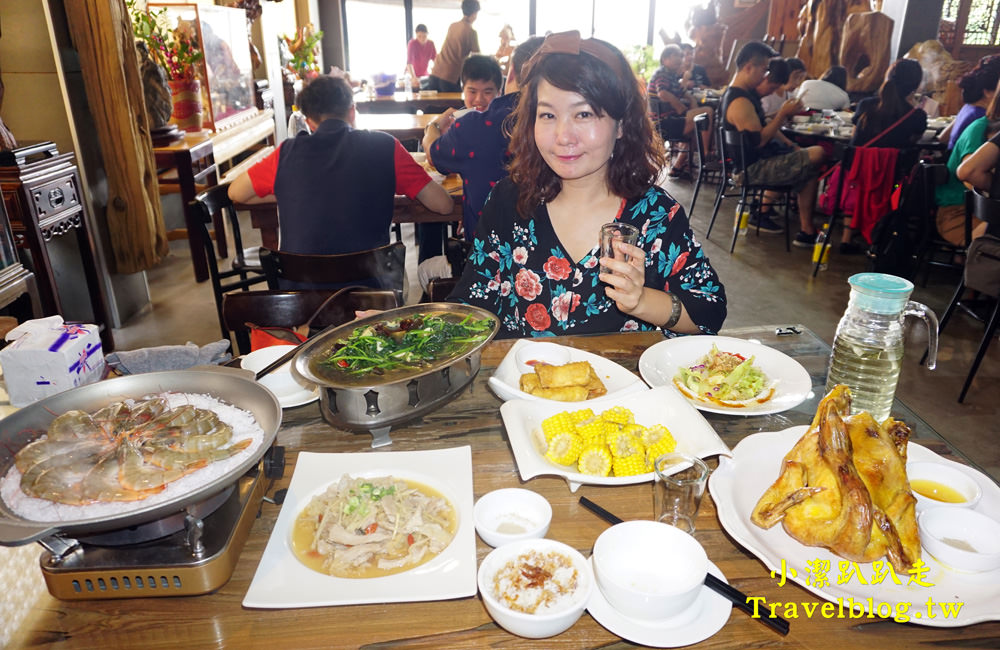 台中美食》大坑必吃甕缸烤雞:天下奇雞,宛如置身於高格調的檜木博物館!灶烤黃金雞酥脆多汁,價格平價又美味,近蝴蝶橋、新都生態公園 - 小潔趴趴走(台灣旅遊)