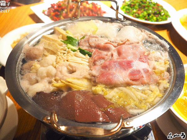 品八方燒鵝手作料理：品八方燒鵝，明爐燒鵝，肉汁香甜帶著炭香