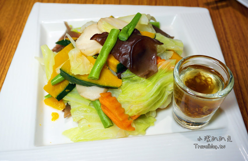 台中西區美食推薦》品八方燒鵝。精緻中式餐廳，招牌人氣必吃招牌櫻桃四吃，聚餐首選，電視節目採訪熱門美食。 - 小潔趴趴走旅遊札記