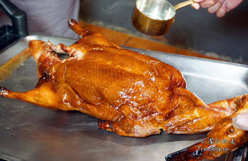 台中西區美食推薦》品八方燒鵝。精緻中式餐廳，招牌人氣必吃招牌櫻桃四吃，聚餐首選，電視節目採訪熱門美食。 - 小潔趴趴走旅遊札記