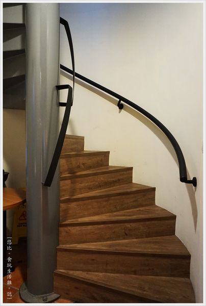 品八方-往二樓.JPG 品八方-往二樓.JPG