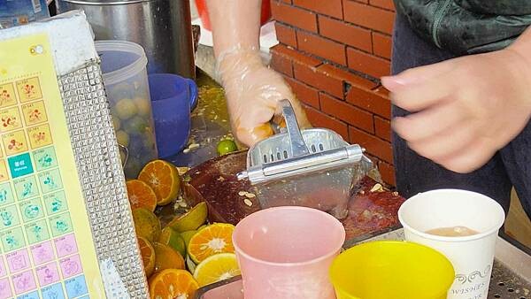 【台北美食】金桔檸檬汁｜迪化街必喝必買的新鮮現榨果汁