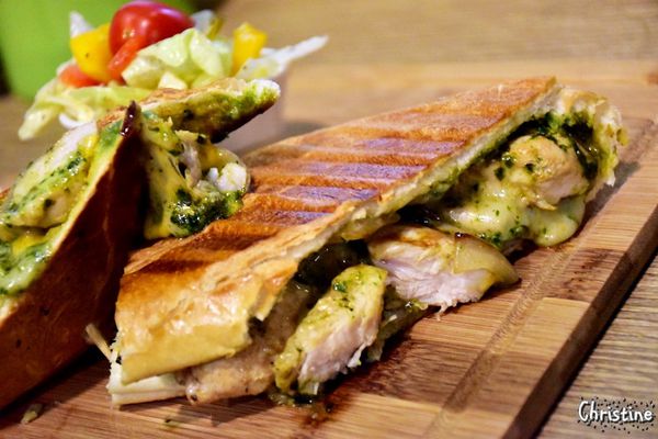 【新北。美食】 新莊 / Tres Belle 翠詩貝拉咖啡,內餡藏不住的青醬雞肉帕里尼,早午餐 / 義大利麵 / 燉飯 / 咖啡 / 下午茶,免費Wifi,提供插座,無限時用餐,友善寵物,近新莊高中