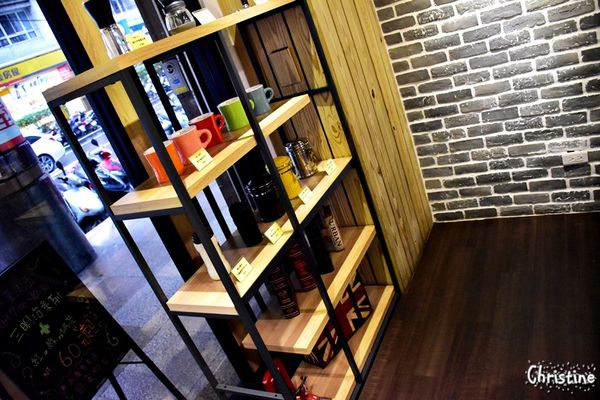 【新北。美食】 新莊 / Tres Belle 翠詩貝拉咖啡,內餡藏不住的青醬雞肉帕里尼,早午餐 / 義大利麵 / 燉飯 / 咖啡 / 下午茶,免費Wifi,提供插座,無限時用餐,友善寵物,近新莊高中