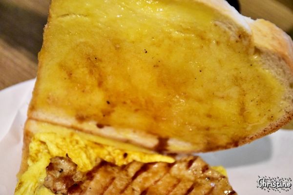 【新北。美食】 新莊 / Tres Belle 翠詩貝拉咖啡,內餡藏不住的青醬雞肉帕里尼,早午餐 / 義大利麵 / 燉飯 / 咖啡 / 下午茶,免費Wifi,提供插座,無限時用餐,友善寵物,近新莊高中