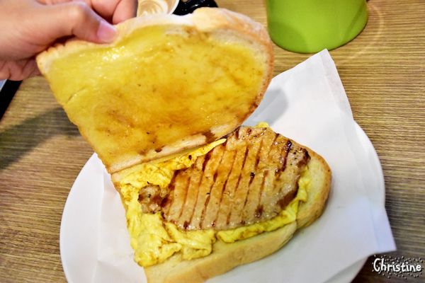 【新北。美食】 新莊 / Tres Belle 翠詩貝拉咖啡,內餡藏不住的青醬雞肉帕里尼,早午餐 / 義大利麵 / 燉飯 / 咖啡 / 下午茶,免費Wifi,提供插座,無限時用餐,友善寵物,近新莊高中