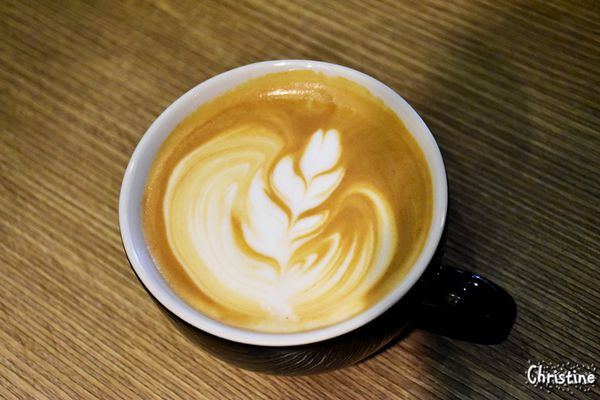 【新北。美食】 新莊 / Tres Belle 翠詩貝拉咖啡,內餡藏不住的青醬雞肉帕里尼,早午餐 / 義大利麵 / 燉飯 / 咖啡 / 下午茶,免費Wifi,提供插座,無限時用餐,友善寵物,近新莊高中