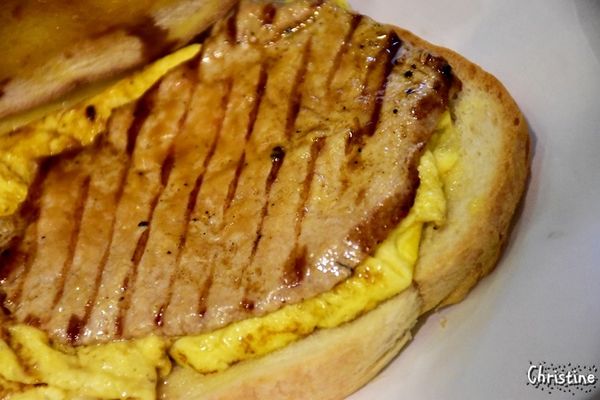 【新北。美食】 新莊 / Tres Belle 翠詩貝拉咖啡,內餡藏不住的青醬雞肉帕里尼,早午餐 / 義大利麵 / 燉飯 / 咖啡 / 下午茶,免費Wifi,提供插座,無限時用餐,友善寵物,近新莊高中