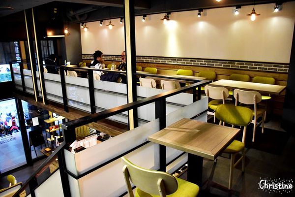 【新北。美食】 新莊 / Tres Belle 翠詩貝拉咖啡,內餡藏不住的青醬雞肉帕里尼,早午餐 / 義大利麵 / 燉飯 / 咖啡 / 下午茶,免費Wifi,提供插座,無限時用餐,友善寵物,近新莊高中