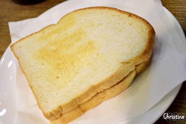 【新北。美食】 新莊 / Tres Belle 翠詩貝拉咖啡,內餡藏不住的青醬雞肉帕里尼,早午餐 / 義大利麵 / 燉飯 / 咖啡 / 下午茶,免費Wifi,提供插座,無限時用餐,友善寵物,近新莊高中