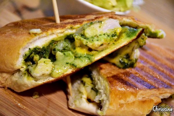 【新北。美食】 新莊 / Tres Belle 翠詩貝拉咖啡,內餡藏不住的青醬雞肉帕里尼,早午餐 / 義大利麵 / 燉飯 / 咖啡 / 下午茶,免費Wifi,提供插座,無限時用餐,友善寵物,近新莊高中