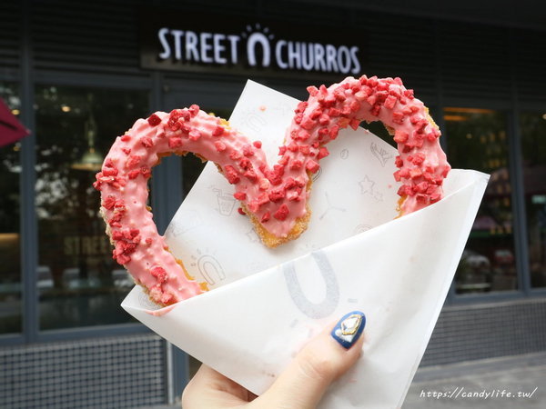 Street-Churros cafe ( 台中秀泰店 ):台中美食│Street Churros〃情人節限定"草莓愛心吉那圈",只到2/14哦~