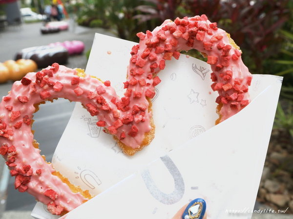 Street-Churros cafe ( 台中秀泰店 ):台中美食│Street Churros〃情人節限定"草莓愛心吉那圈",只到2/14哦~