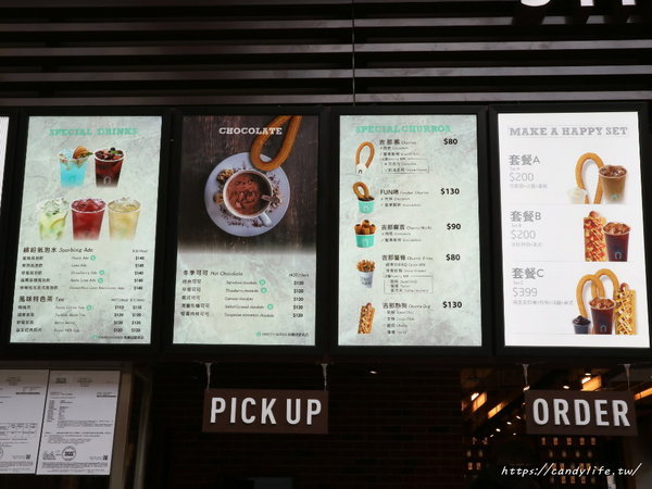 Street-Churros cafe ( 台中秀泰店 ):台中美食│Street Churros〃情人節限定"草莓愛心吉那圈",只到2/14哦~