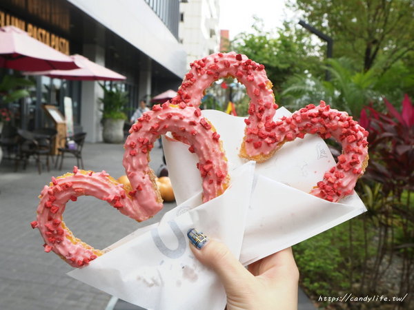 Street-Churros cafe ( 台中秀泰店 ):台中美食│Street Churros〃情人節限定"草莓愛心吉那圈",只到2/14哦~