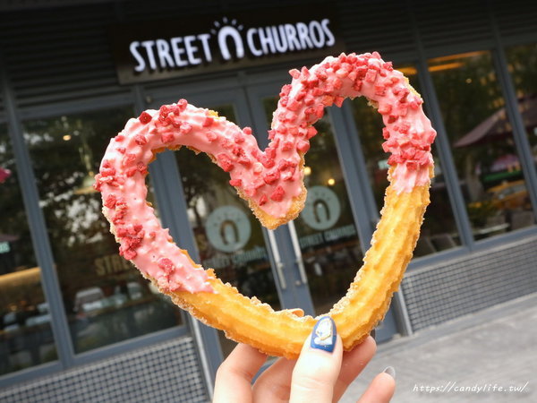 Street-Churros cafe ( 台中秀泰店 ):台中美食│Street Churros〃情人節限定"草莓愛心吉那圈",只到2/14哦~