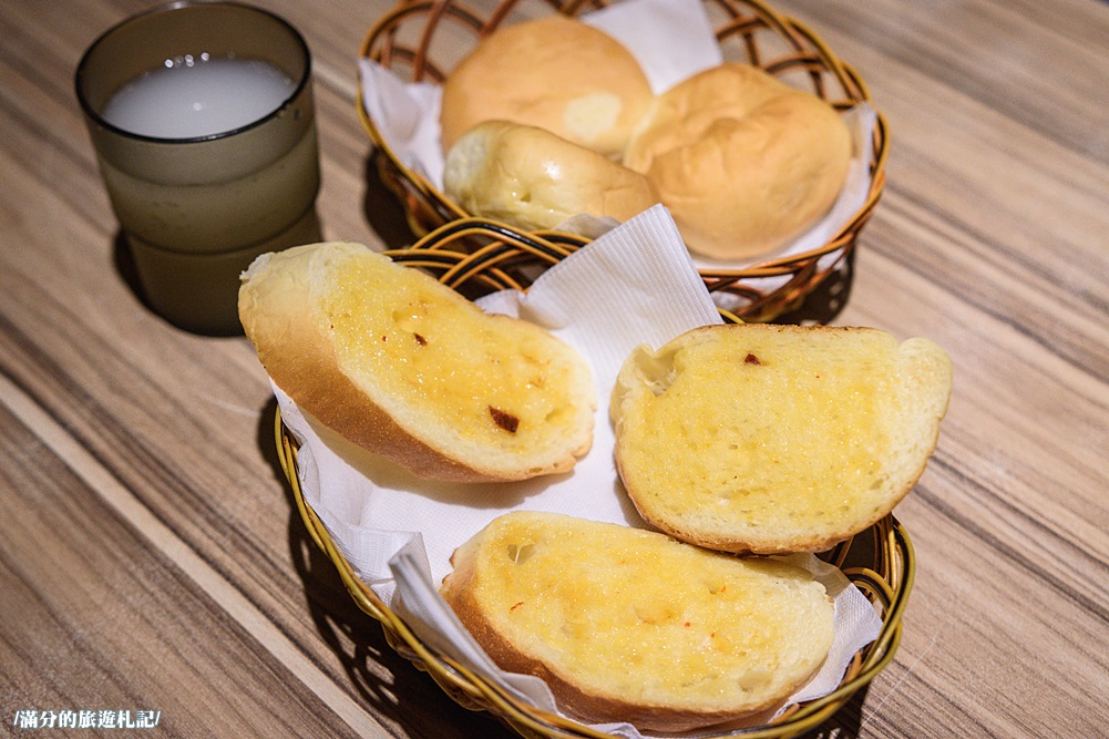 桃園市美食》熾神原塊牛排 桃園牛排館 鑄鐵鍋飯 重量版36盎司巨型戰斧豬排上桌 挑戰極限味蕾 - 滿分的旅遊札記