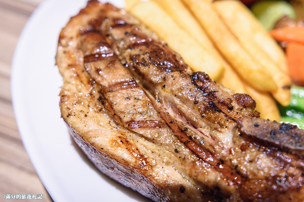 桃園市美食》熾神原塊牛排 桃園牛排館 鑄鐵鍋飯 重量版36盎司巨型戰斧豬排上桌 挑戰極限味蕾 - 滿分的旅遊札記