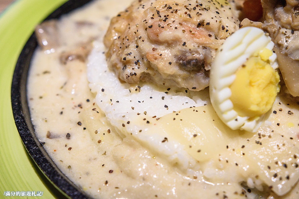 桃園市美食》熾神原塊牛排 桃園牛排館 鑄鐵鍋飯 重量版36盎司巨型戰斧豬排上桌 挑戰極限味蕾 - 滿分的旅遊札記