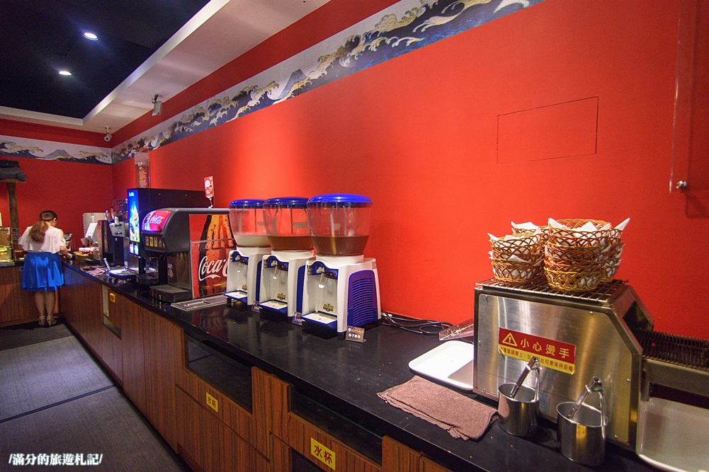 桃園市美食》熾神原塊牛排 桃園牛排館 鑄鐵鍋飯 重量版36盎司巨型戰斧豬排上桌 挑戰極限味蕾 - 滿分的旅遊札記