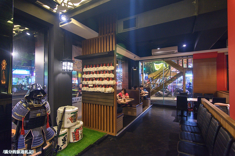 桃園市美食》熾神原塊牛排 桃園牛排館 鑄鐵鍋飯 重量版36盎司巨型戰斧豬排上桌 挑戰極限味蕾 - 滿分的旅遊札記