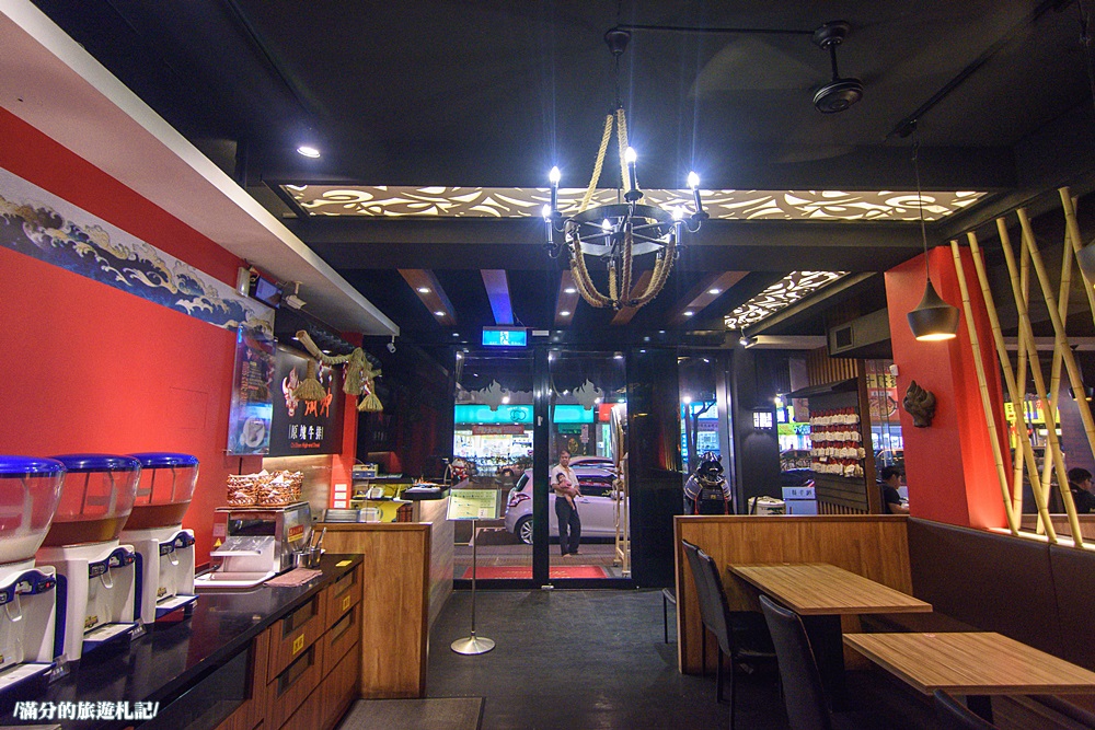 桃園市美食》熾神原塊牛排 桃園牛排館 鑄鐵鍋飯 重量版36盎司巨型戰斧豬排上桌 挑戰極限味蕾 - 滿分的旅遊札記