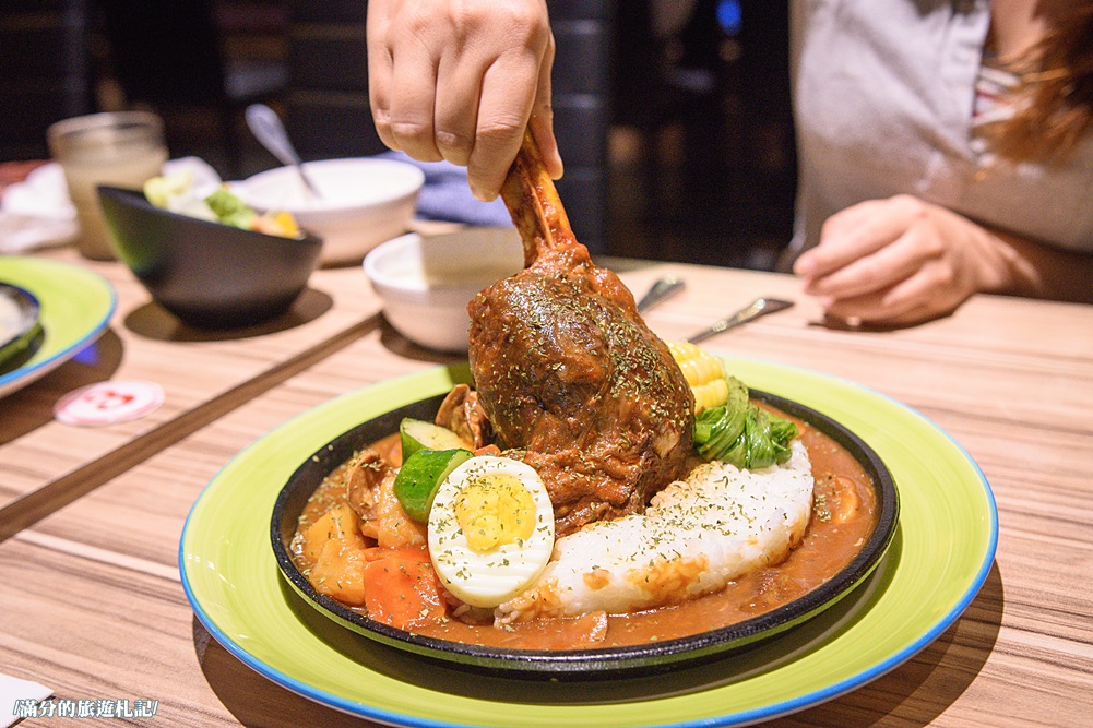桃園市美食》熾神原塊牛排 桃園牛排館 鑄鐵鍋飯 重量版36盎司巨型戰斧豬排上桌 挑戰極限味蕾 - 滿分的旅遊札記