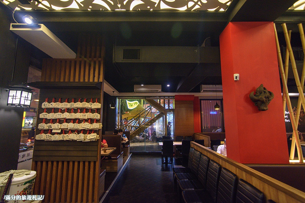 桃園市美食》熾神原塊牛排 桃園牛排館 鑄鐵鍋飯 重量版36盎司巨型戰斧豬排上桌 挑戰極限味蕾 - 滿分的旅遊札記