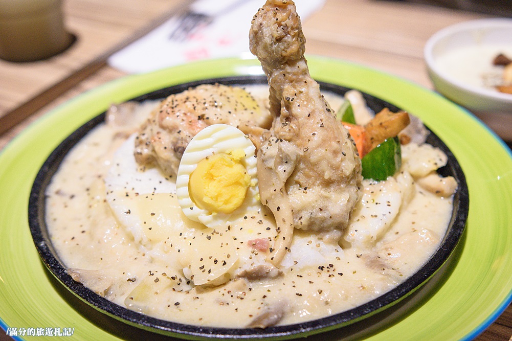 桃園市美食》熾神原塊牛排 桃園牛排館 鑄鐵鍋飯 重量版36盎司巨型戰斧豬排上桌 挑戰極限味蕾 - 滿分的旅遊札記