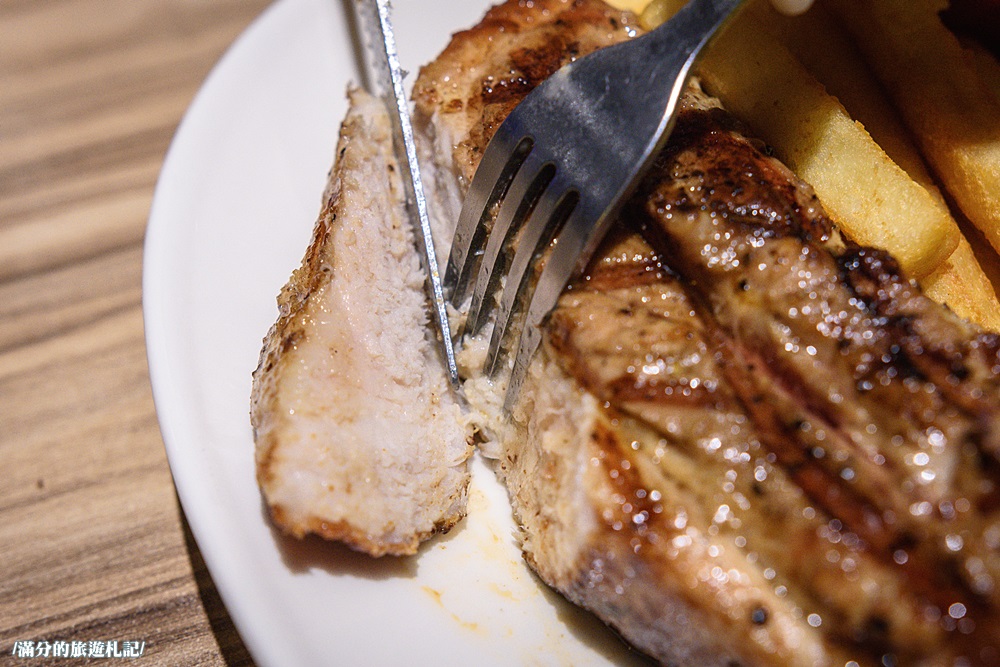 桃園市美食》熾神原塊牛排 桃園牛排館 鑄鐵鍋飯 重量版36盎司巨型戰斧豬排上桌 挑戰極限味蕾 - 滿分的旅遊札記