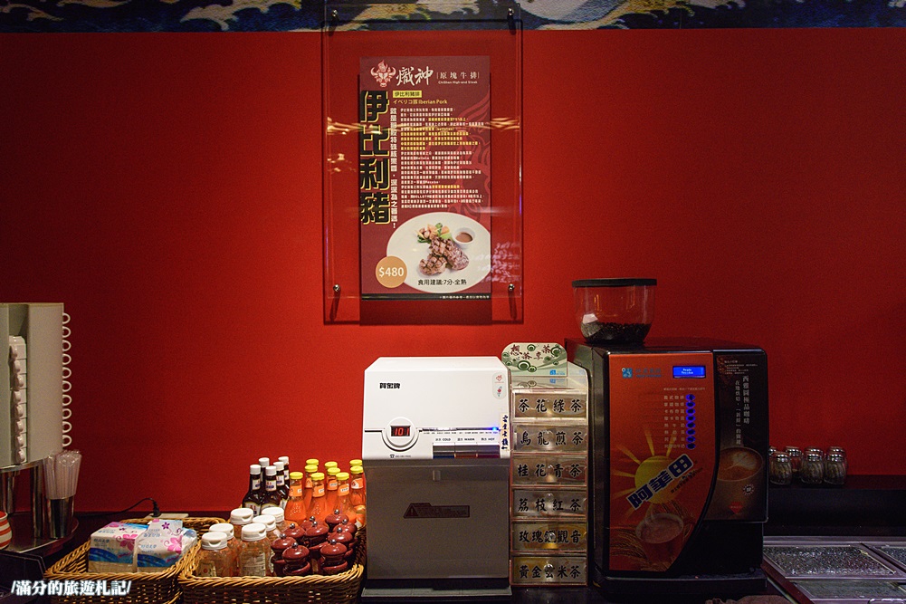 桃園市美食》熾神原塊牛排 桃園牛排館 鑄鐵鍋飯 重量版36盎司巨型戰斧豬排上桌 挑戰極限味蕾 - 滿分的旅遊札記