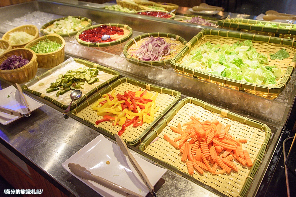 桃園市美食》熾神原塊牛排 桃園牛排館 鑄鐵鍋飯 重量版36盎司巨型戰斧豬排上桌 挑戰極限味蕾 - 滿分的旅遊札記